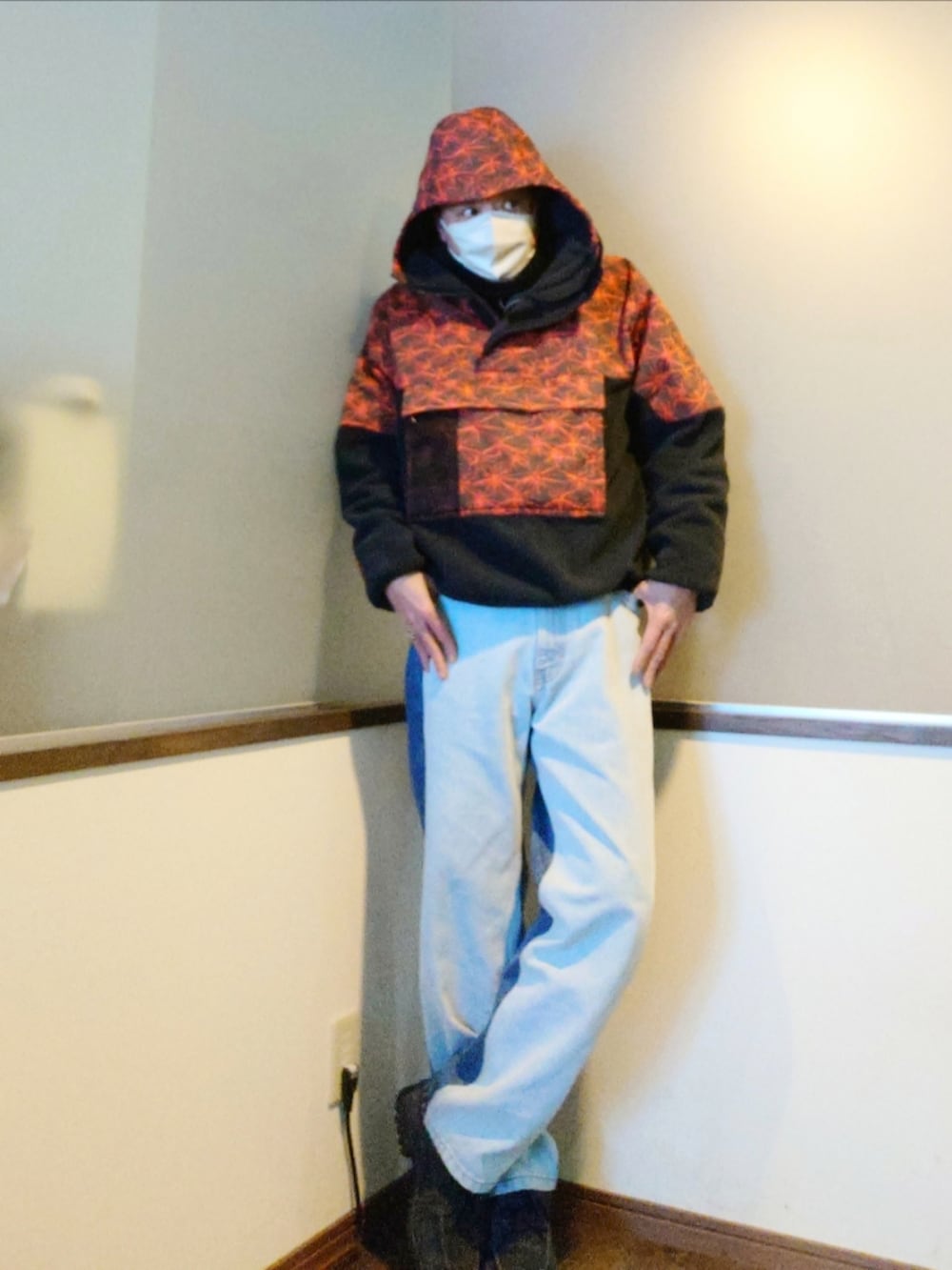 レッド系のブルゾン、ブルー系のデニムパンツ、グレー系のモカシン/デッキシューズを着用したメンズの冬コーディネートの2枚目の写真