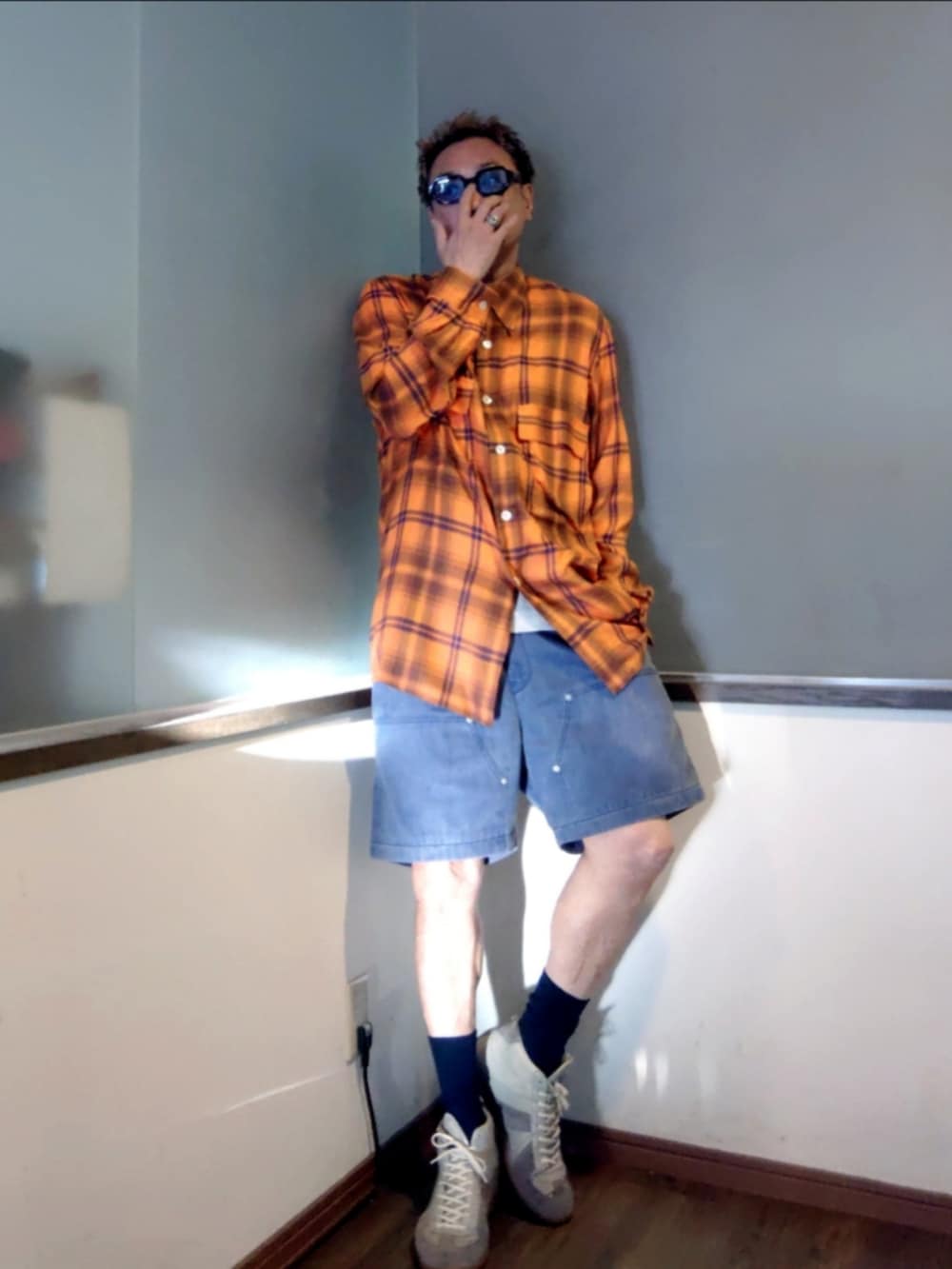 オレンジ系のシャツ/ブラウス、ブルー系のその他パンツ、グレー系のタンクトップを着用したメンズの夏コーディネートの2枚目の写真