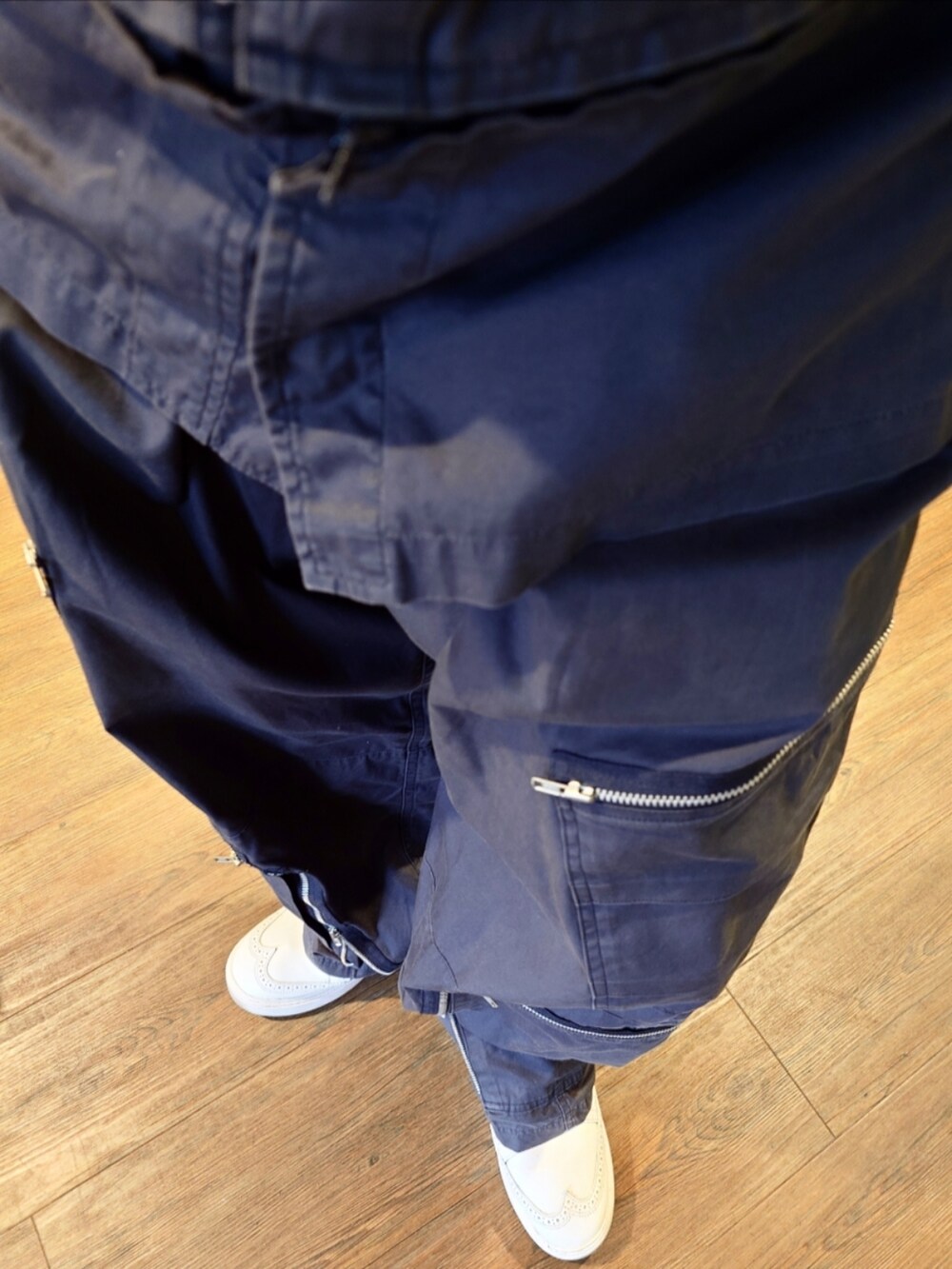 ブルー系のジャケット/アウター、ブルー系のカーゴパンツ、ホワイト系のドレスシューズを着用したメンズの夏コーディネートの4枚目の写真