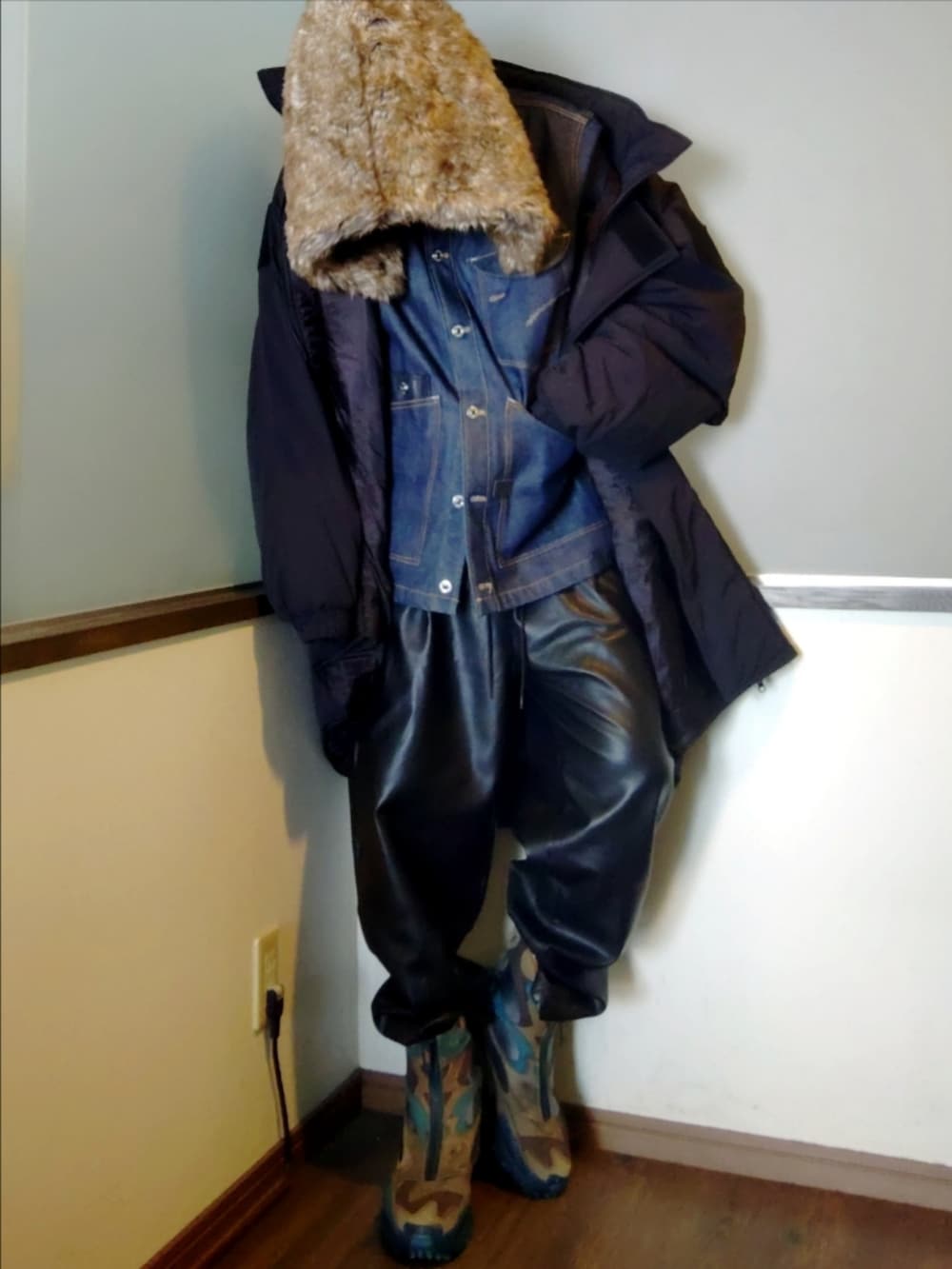 ブラック系のダウンジャケット/コート、ブルー系のデニムジャケット、グレー系のニット/セーターを着用したメンズの冬コーディネートの3枚目の写真