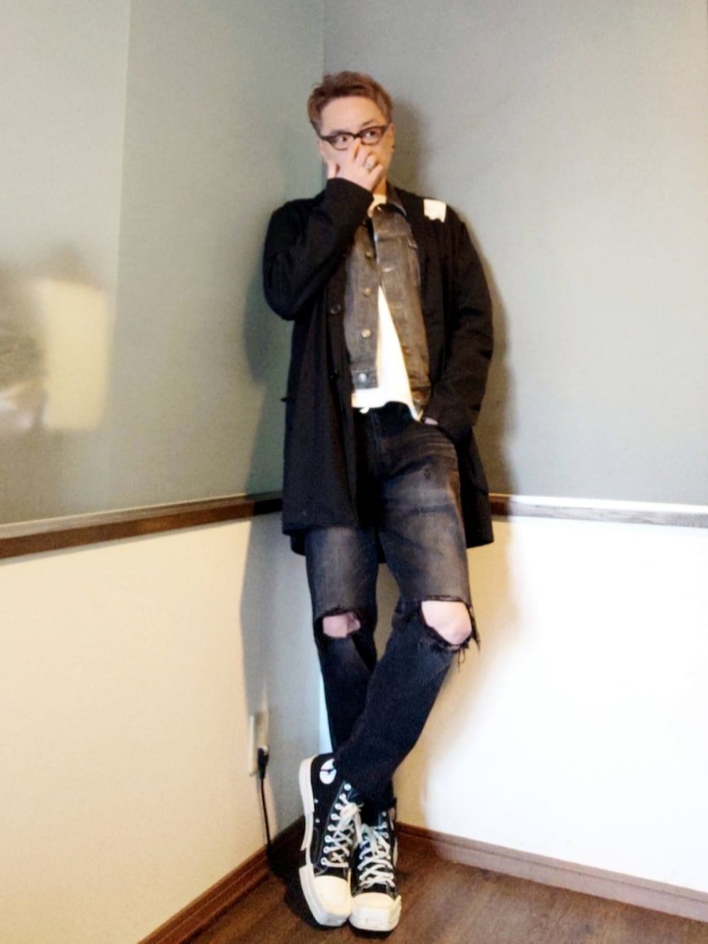 ブラック系のデニムジャケット、ホワイト系のTシャツ/カットソー、ブラック系のジャケット/アウターを着用したメンズの春コーディネートの2枚目の写真