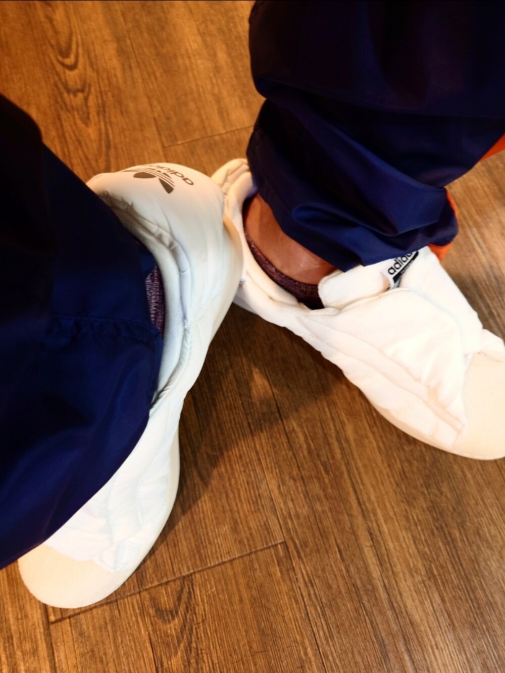 ブルー系のその他パンツ、ホワイト系のスニーカー、ホワイト系のTシャツ/カットソーを着用したメンズの夏コーディネートの4枚目の写真