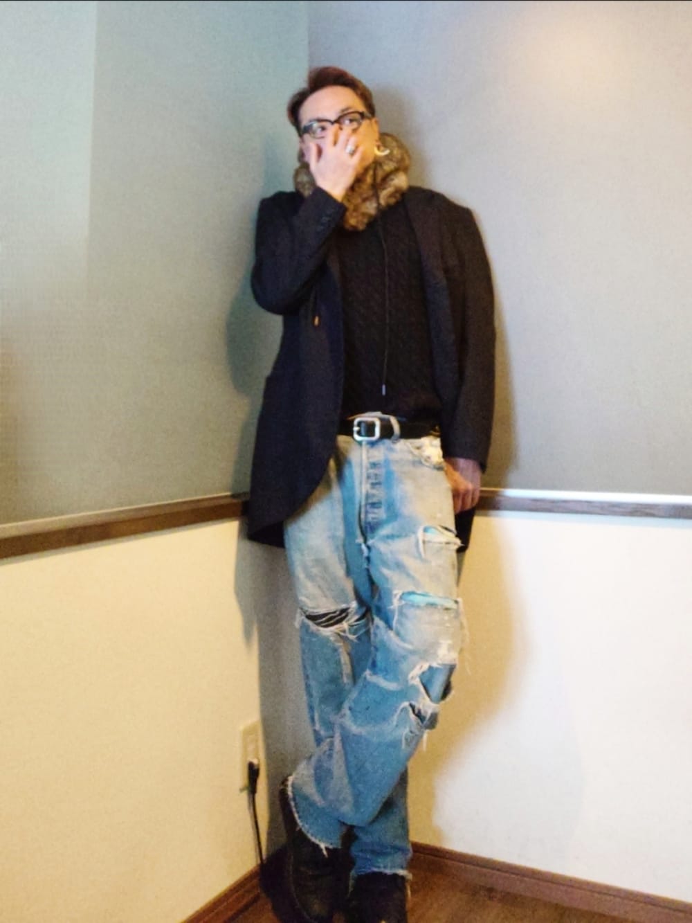 ブルー系のテーラードジャケット、ブルー系のデニムパンツ、ブラック系のブーツを着用したメンズの冬コーディネートの2枚目の写真