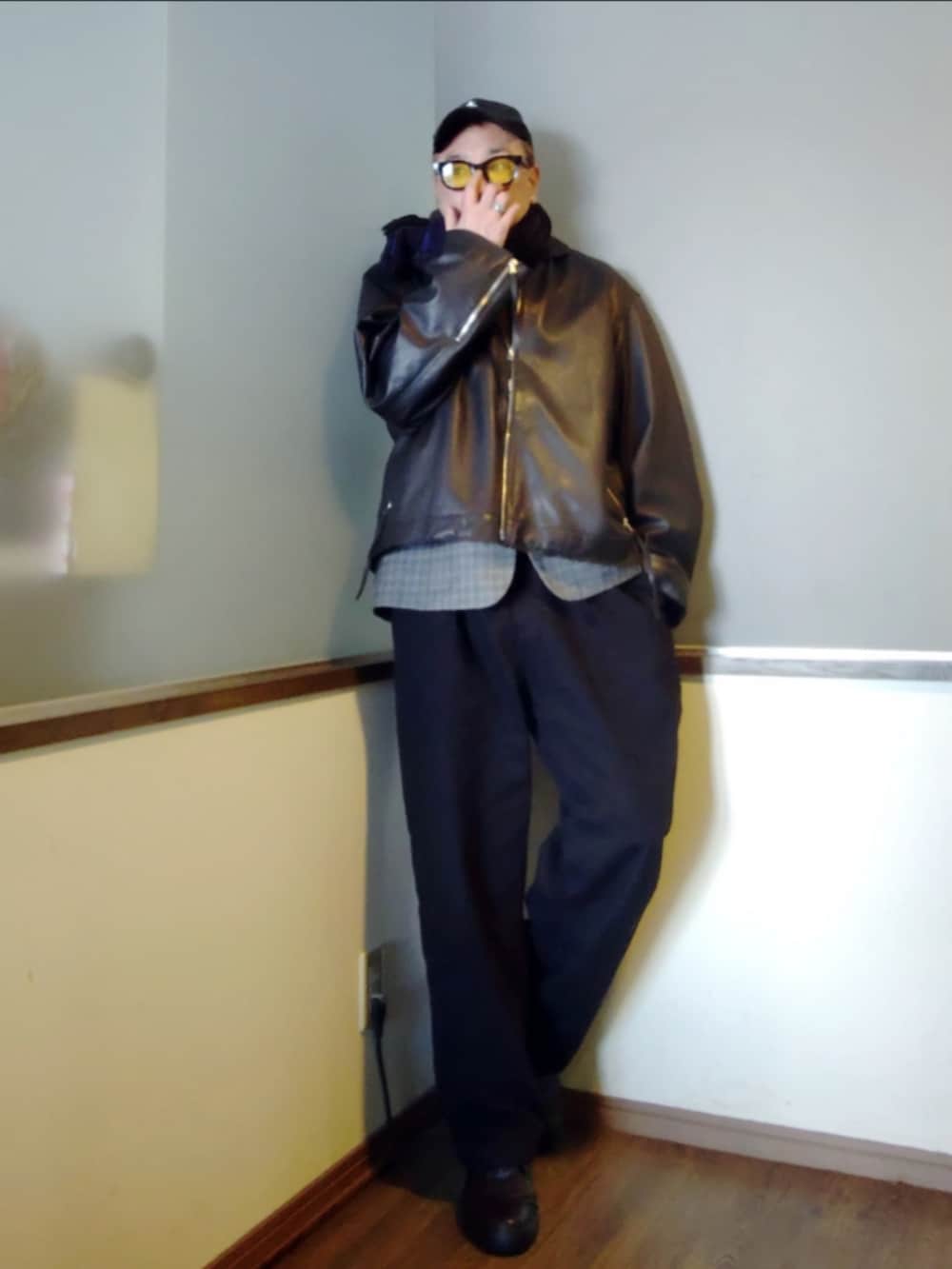 ブラック系のブルゾン、グレー系のテーラードジャケット、ブラウン系のニット/セーターを着用したメンズの冬コーディネートの2枚目の写真