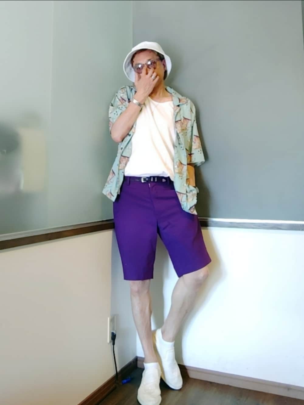 グリーン系のシャツ/ブラウス、パープル系のスラックス、ホワイト系のスニーカーを着用したメンズの夏コーディネートの3枚目の写真