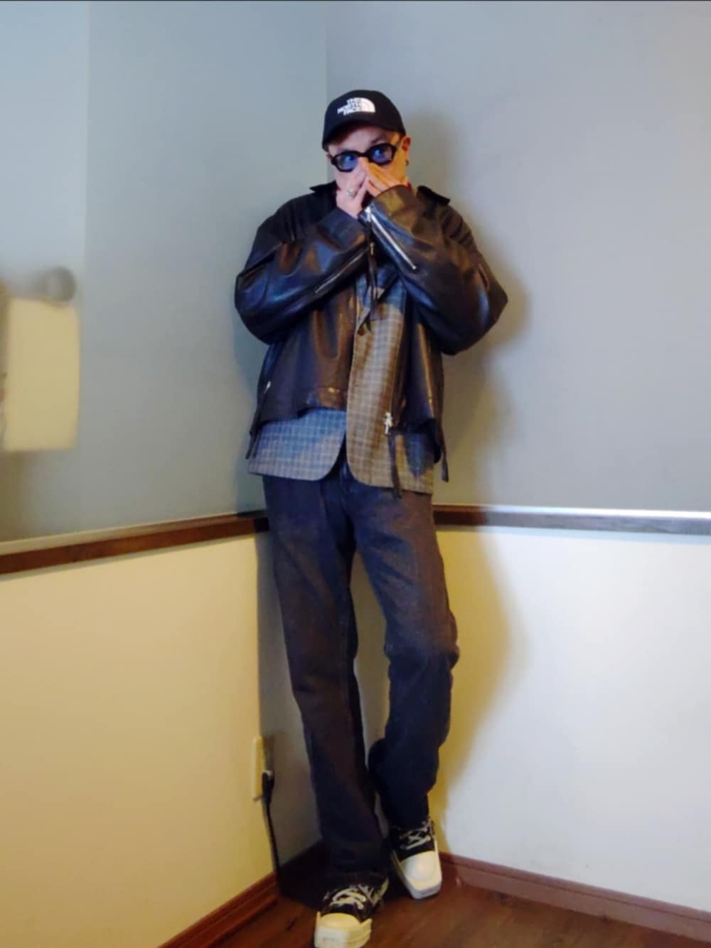 ブラック系のブルゾン、ブラック系のデニムパンツ、ブラック系のスニーカーを着用したメンズの冬コーディネートの3枚目の写真