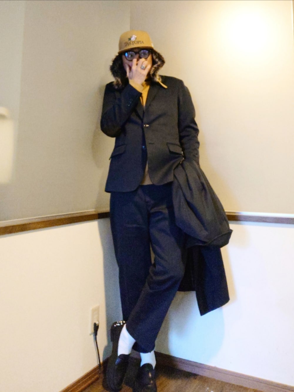 ブルー系のテーラードジャケット、ブルー系のステンカラーコート、ブルー系のチノパンツを着用したメンズの秋コーディネートの2枚目の写真