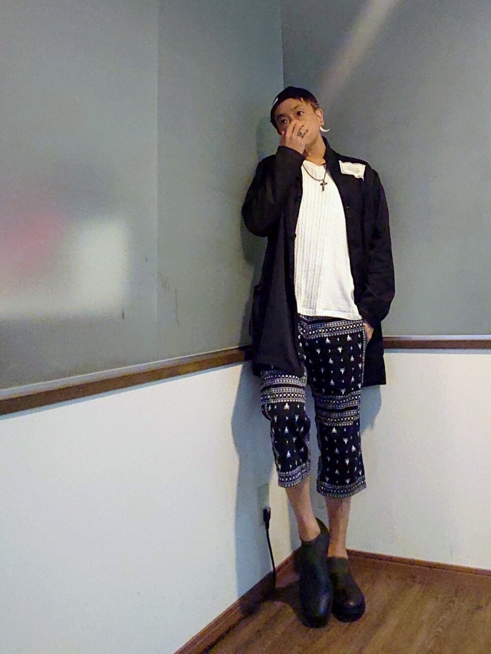 ホワイト系のニット/セーター、ブラック系のジャケット/アウター、ブラック系のその他パンツを着用したメンズの春コーディネートの3枚目の写真