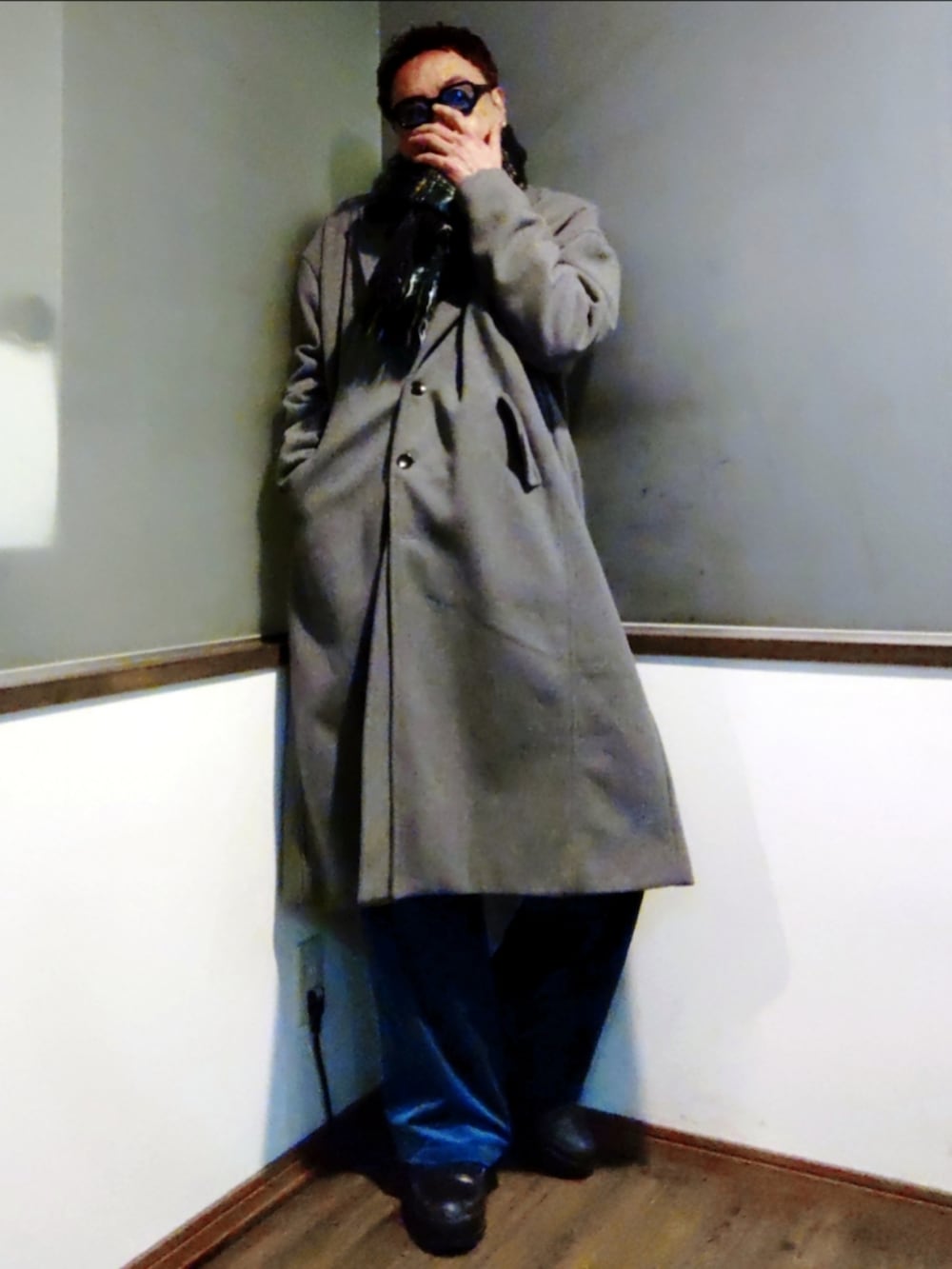 ブルー系のブルゾン、ブルー系のその他パンツ、ブラック系のスニーカーを着用したメンズの冬コーディネートの3枚目の写真