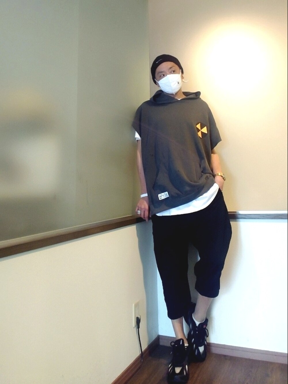 グレー系のパーカー、ブラック系のパンツ、ブラック系のスニーカーを着用したメンズの秋コーディネートの2枚目の写真