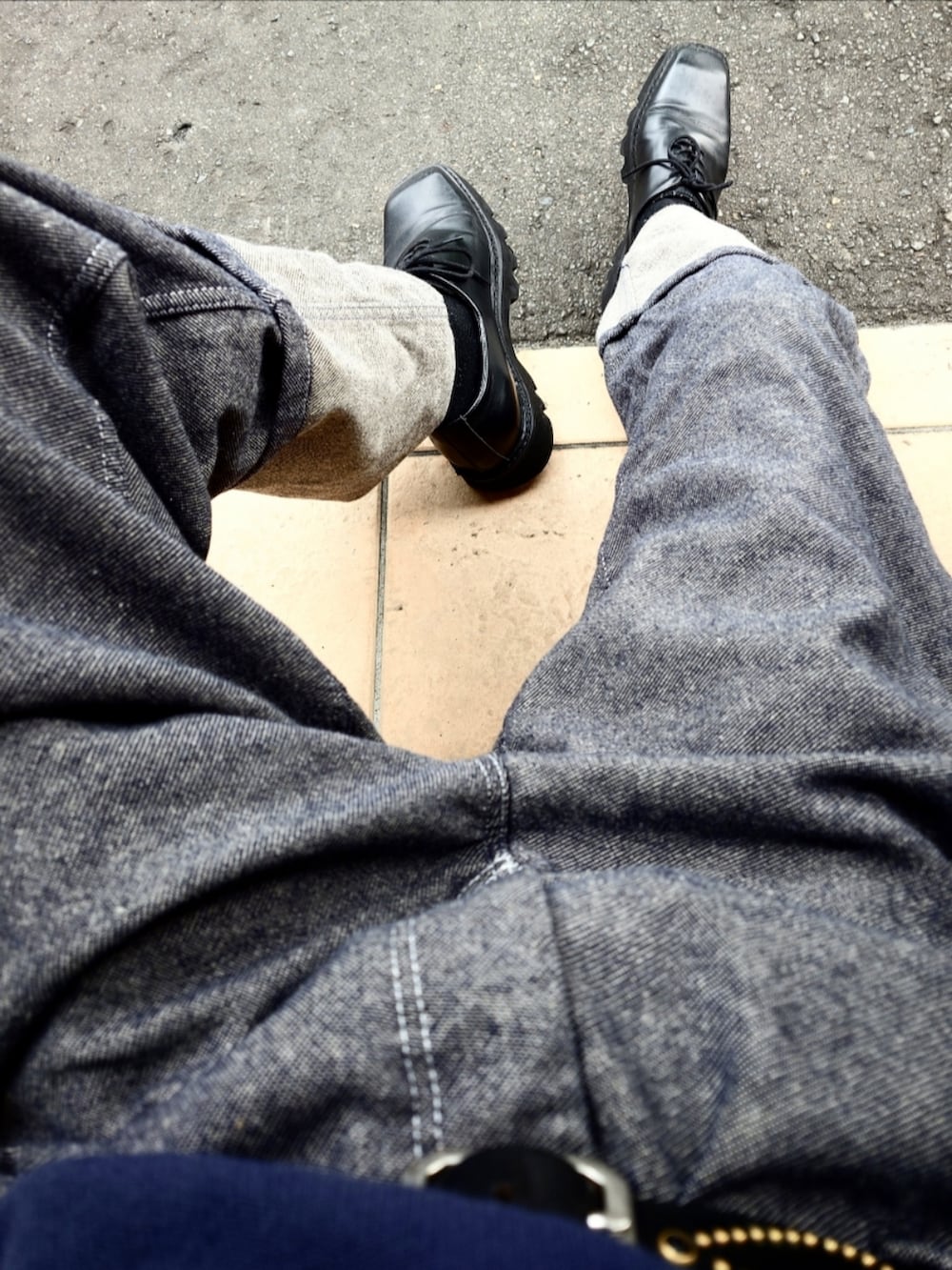 ブルー系のデニムパンツ、ブルー系のTシャツ/カットソー、ブルー系のトートバッグを着用したメンズの秋コーディネートの3枚目の写真