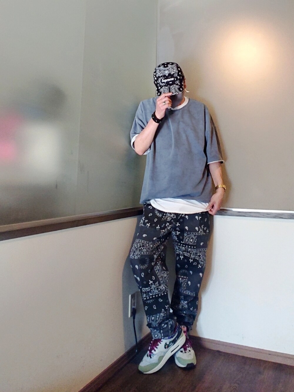 グレー系のTシャツ/カットソー、ブラック系のテーラードジャケット、その他のスニーカーを着用したメンズの夏コーディネートの2枚目の写真