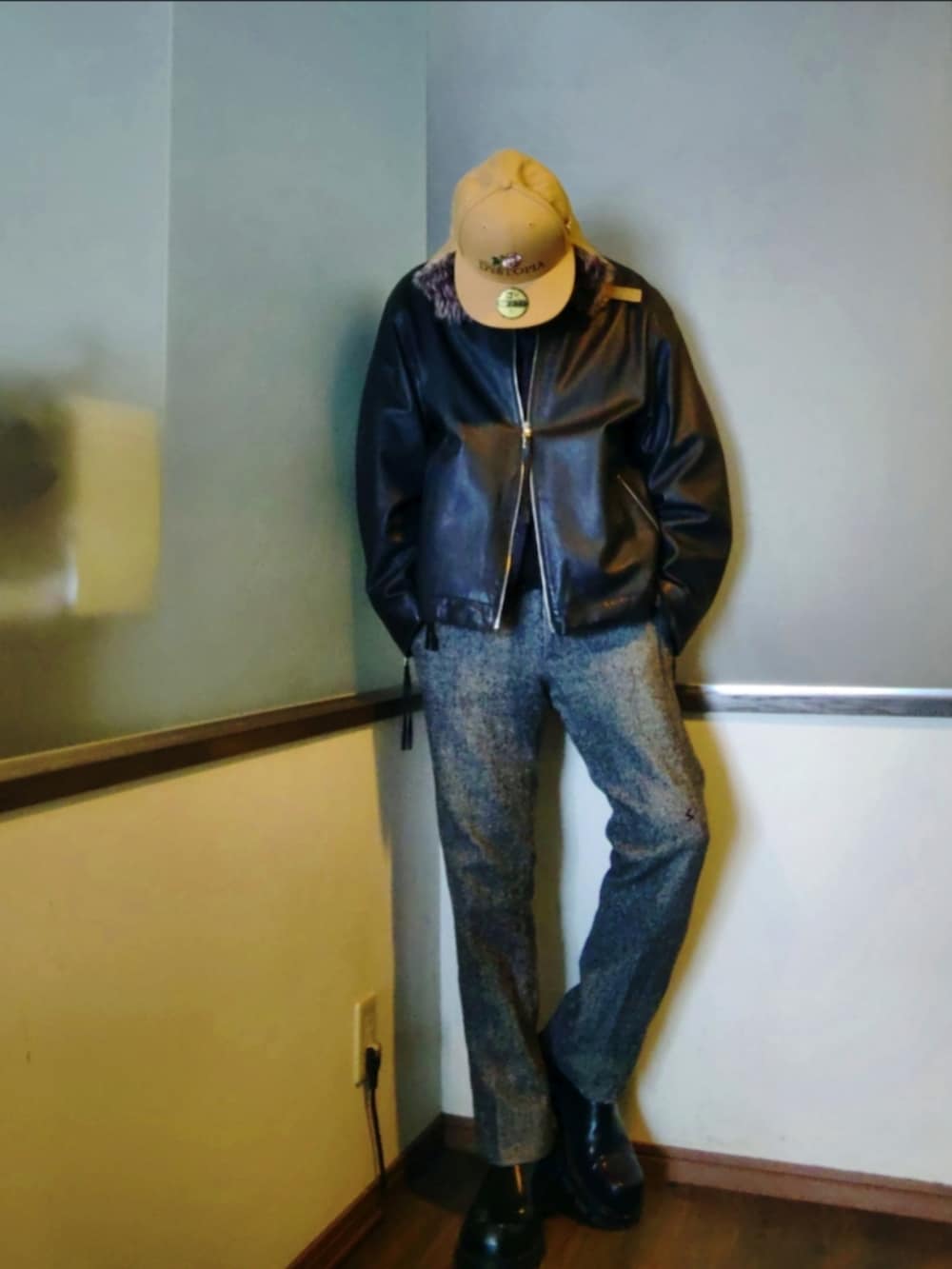 ブルー系のダウンジャケット/コート、ブラック系のブルゾン、ブラック系のスラックスを着用したメンズの冬コーディネートの2枚目の写真