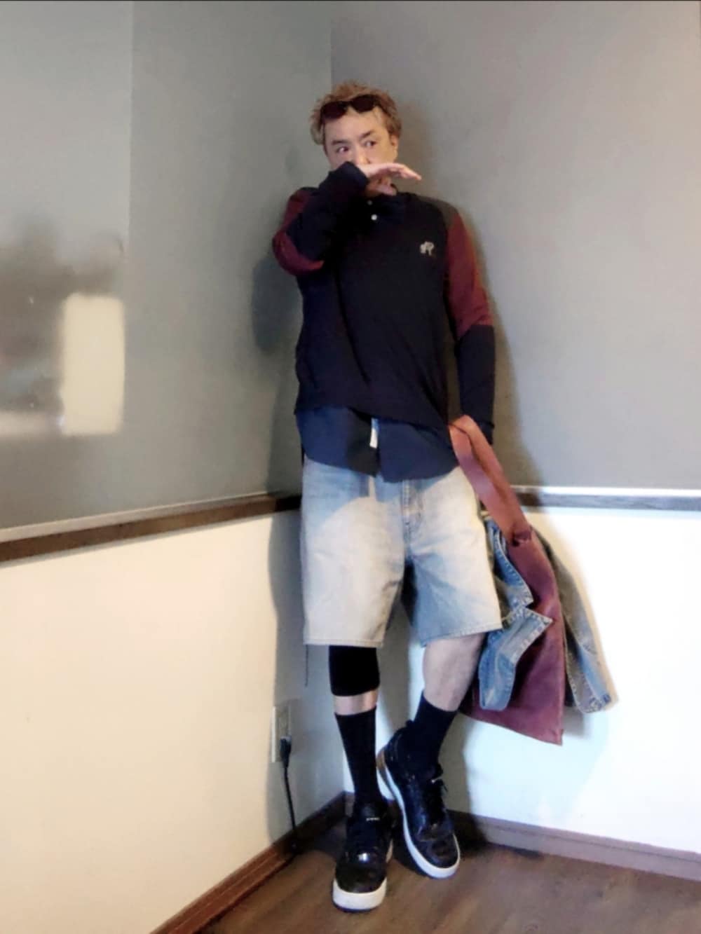 グレー系のパンツ、ブルー系のニット/セーター、ブラック系のスニーカーを着用したメンズの春コーディネートの2枚目の写真
