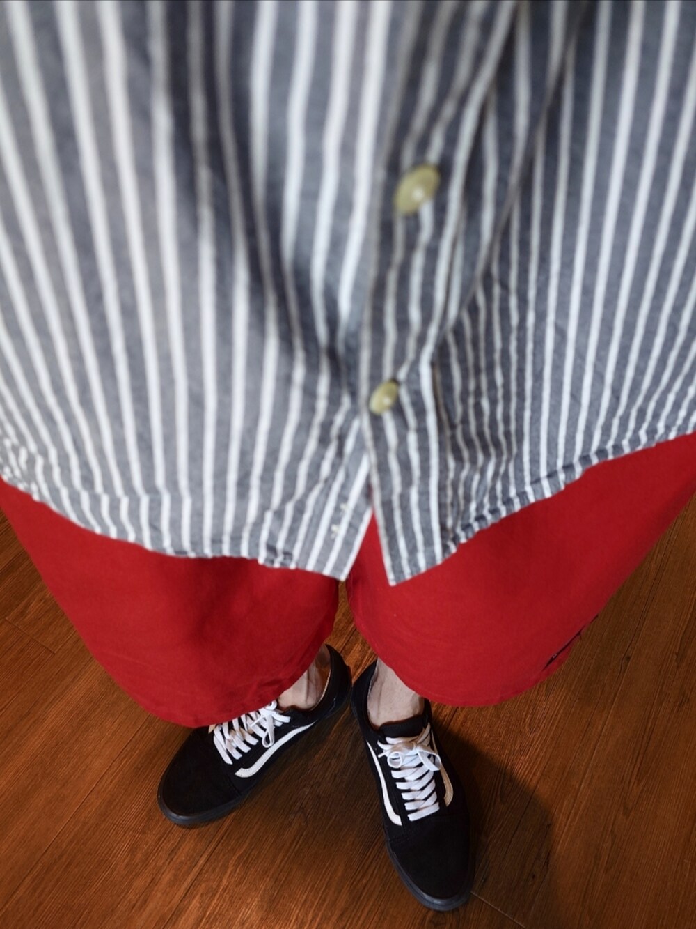 ホワイト系のシャツ/ブラウス、レッド系のチノパンツ、ブラック系のショルダーバッグを着用したメンズの夏コーディネートの2枚目の写真