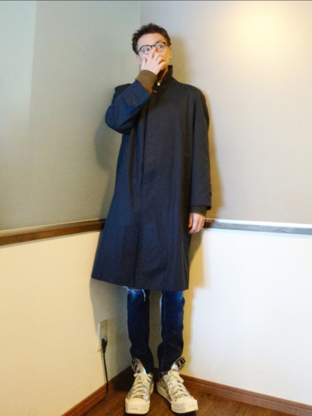 ブルー系のステンカラーコート、ブルー系のシャツ/ブラウス、グリーン系のカーディガン/ボレロを着用したメンズの春コーディネートの2枚目の写真