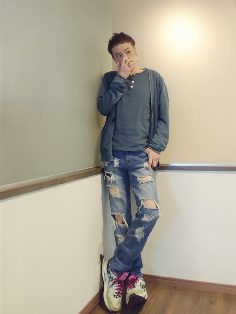 ブルー系のTシャツ/カットソー、ブルー系のカーディガン/ボレロ、ブルー系のデニムパンツを着用したメンズの春コーディネートの2枚目の写真