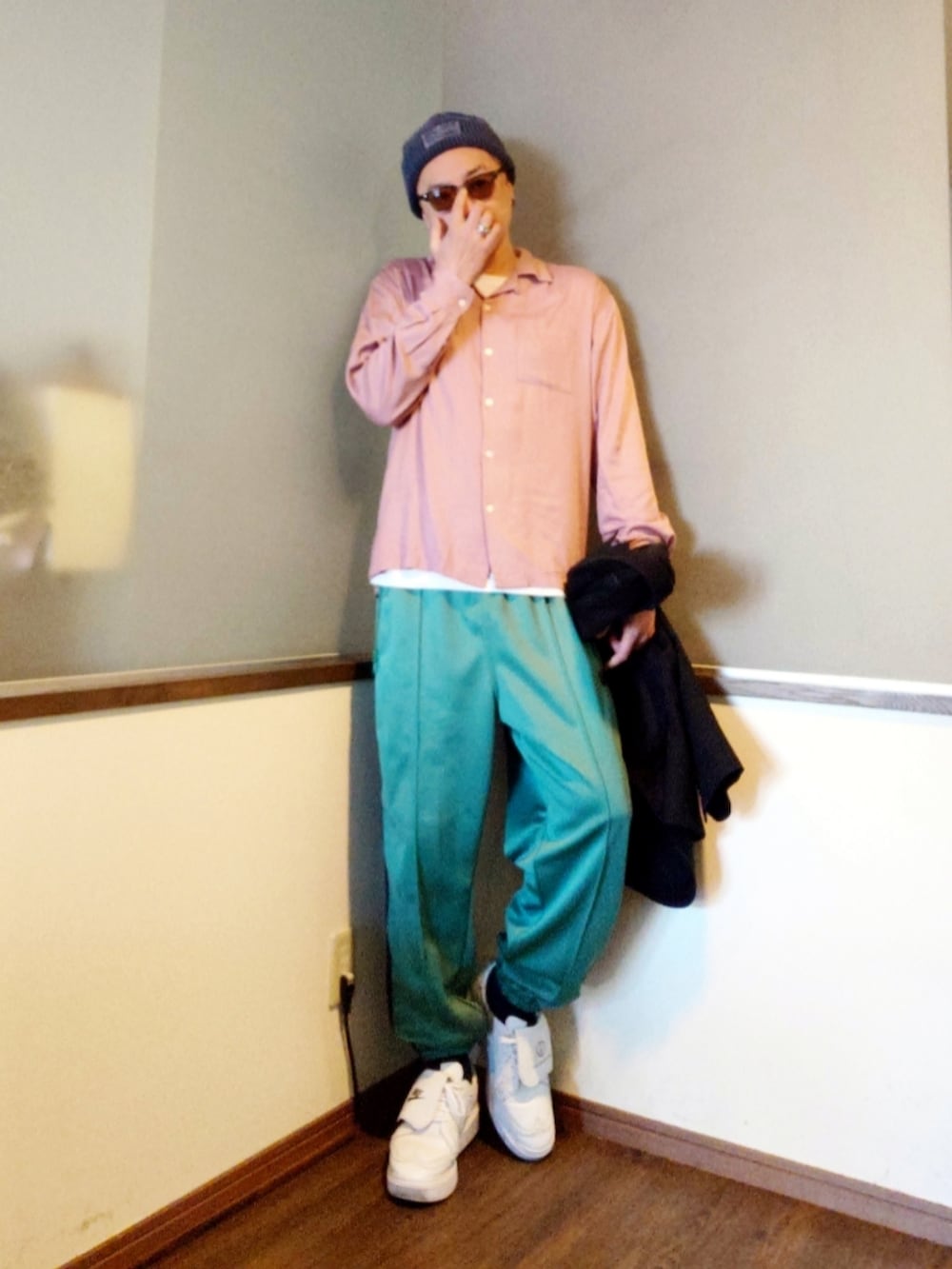 グリーン系のその他パンツ、ホワイト系のドレスシューズ、ピンク系のシャツ/ブラウスを着用したメンズの春コーディネートの2枚目の写真