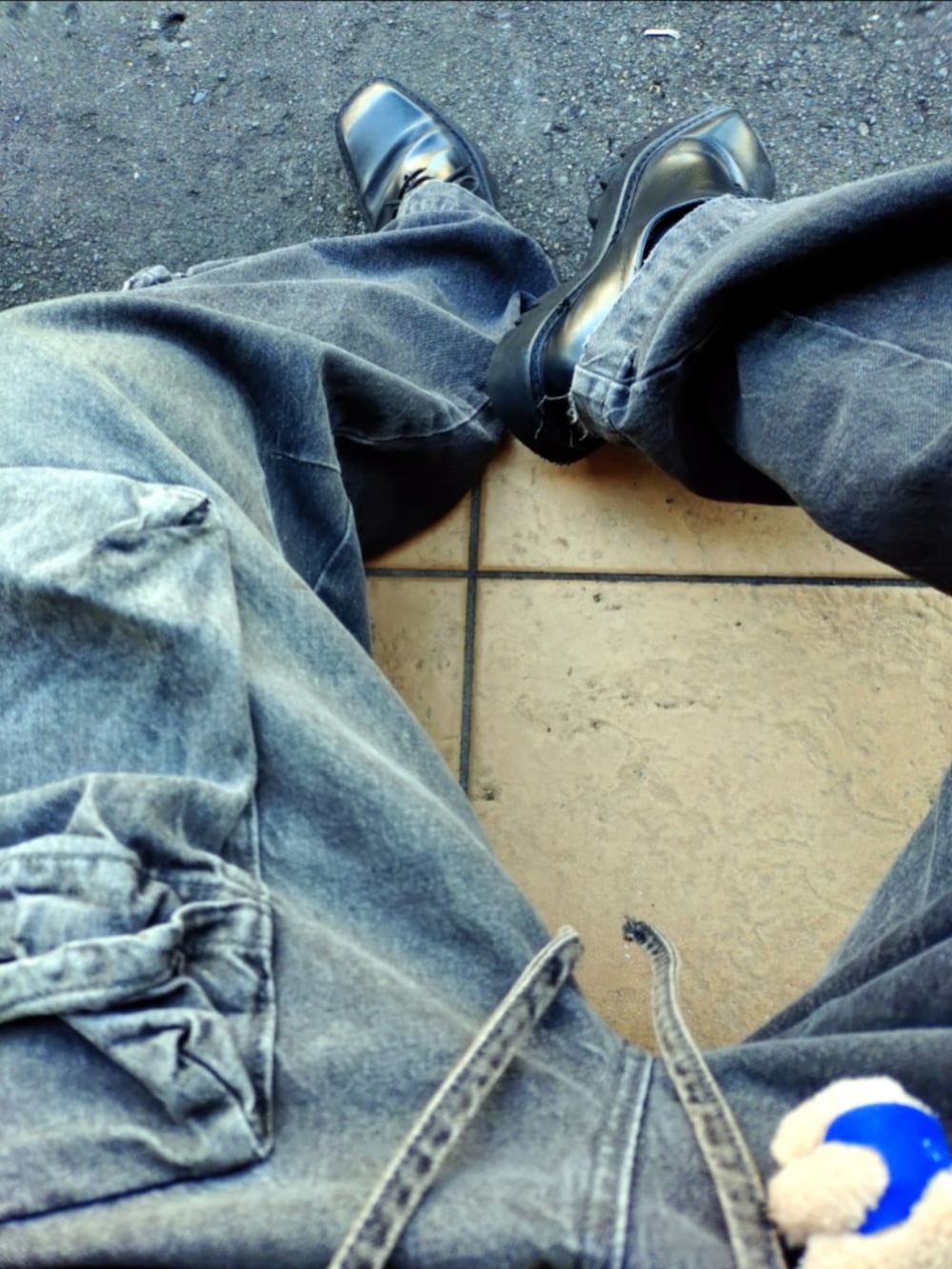 ブラック系のデニムジャケット、ブラック系のカーゴパンツ、ブラック系のドレスシューズを着用したメンズの秋コーディネートの2枚目の写真