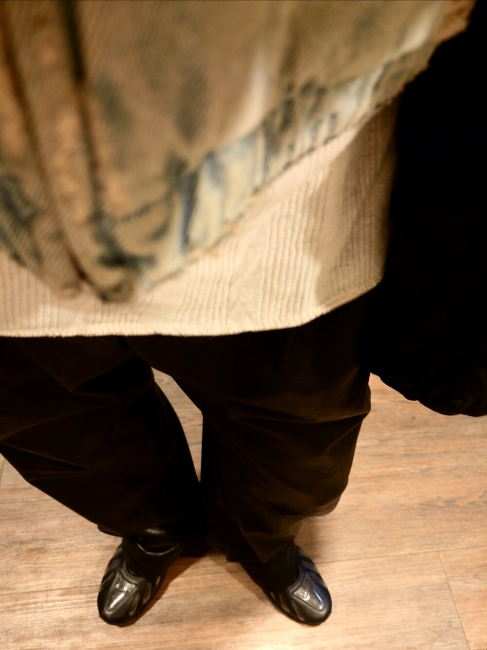 ブルー系のデニムジャケット、ホワイト系のTシャツ/カットソー、ブラック系のショルダーバッグを着用したメンズの秋コーディネートの2枚目の写真