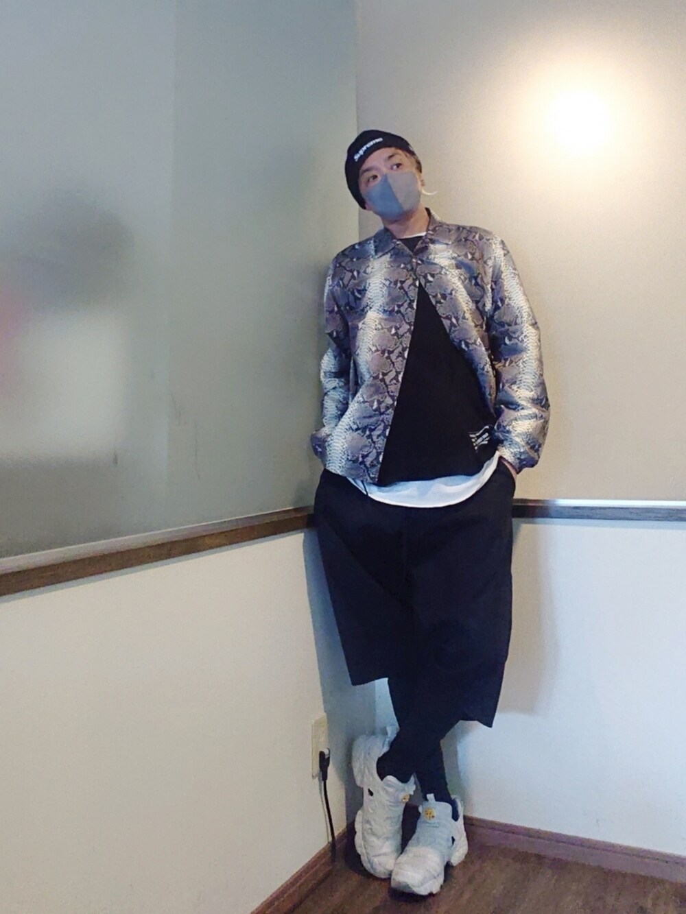 ホワイト系のナイロンジャケット、ホワイト系のナイロンジャケット、ブラック系のTシャツ/カットソーを着用したメンズの夏コーディネートの2枚目の写真