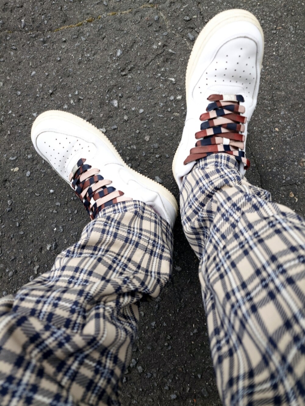 ホワイト系のシャツ/ブラウス、ベージュ系のスラックス、レッド系のトートバッグを着用したメンズの夏コーディネートの4枚目の写真