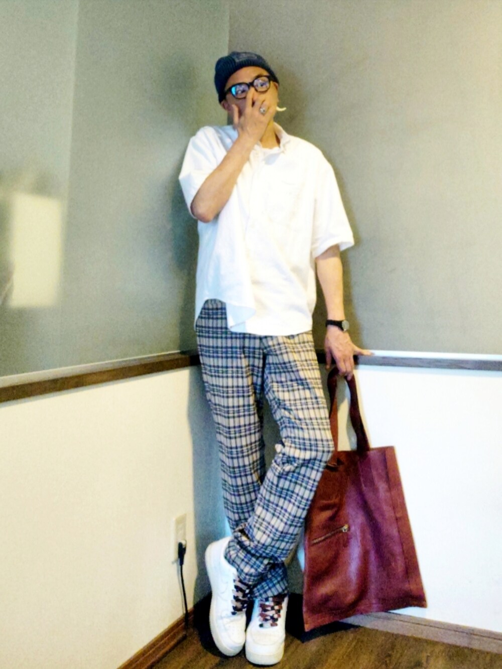 ホワイト系のシャツ/ブラウス、ベージュ系のスラックス、レッド系のトートバッグを着用したメンズの夏コーディネートの2枚目の写真