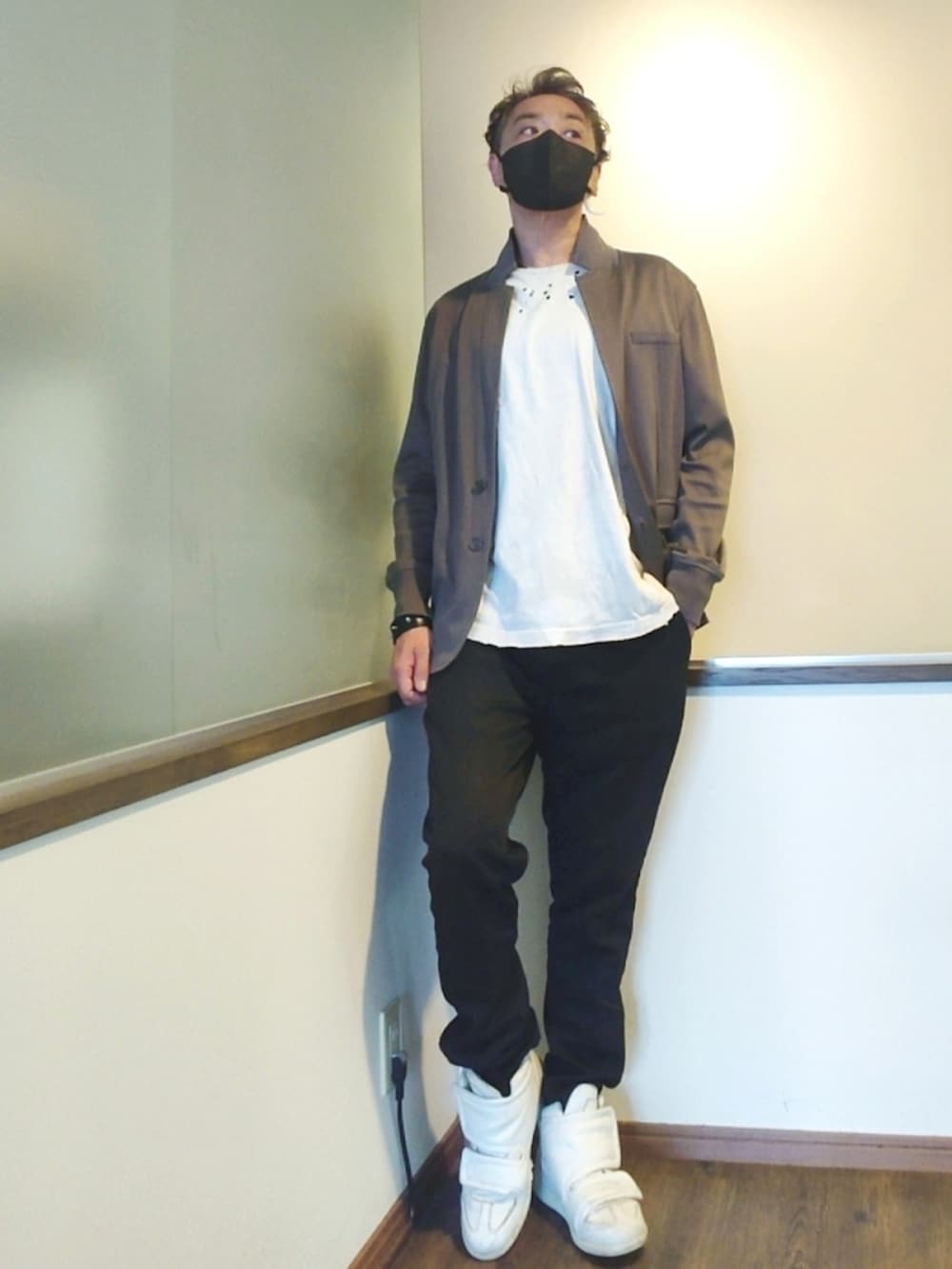 ホワイト系のTシャツ/カットソー、ブラウン系のテーラードジャケット、ブラック系のスラックスを着用したメンズの秋コーディネートの2枚目の写真