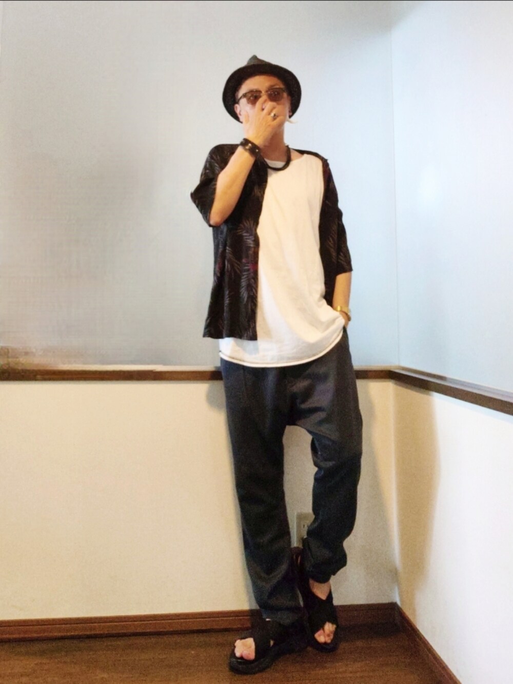 グレー系のその他パンツ、ブラック系のサンダル、ブラック系のシャツ/ブラウスを着用したメンズの夏コーディネートの2枚目の写真