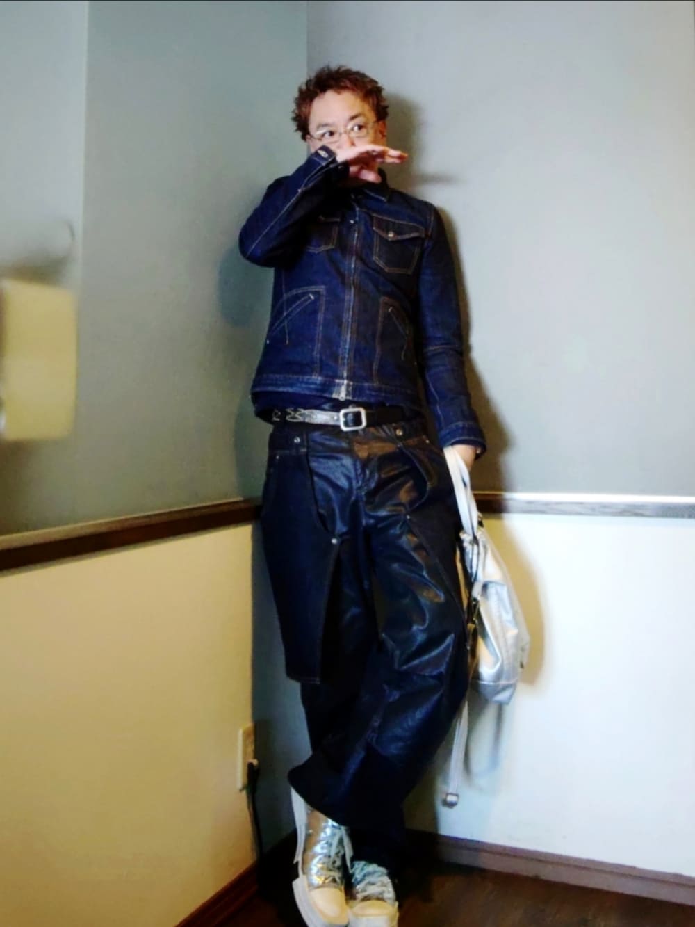 ブルー系のデニムジャケット、ブルー系のデニムパンツ、シルバー系のショルダーバッグを着用したメンズの春コーディネートの2枚目の写真