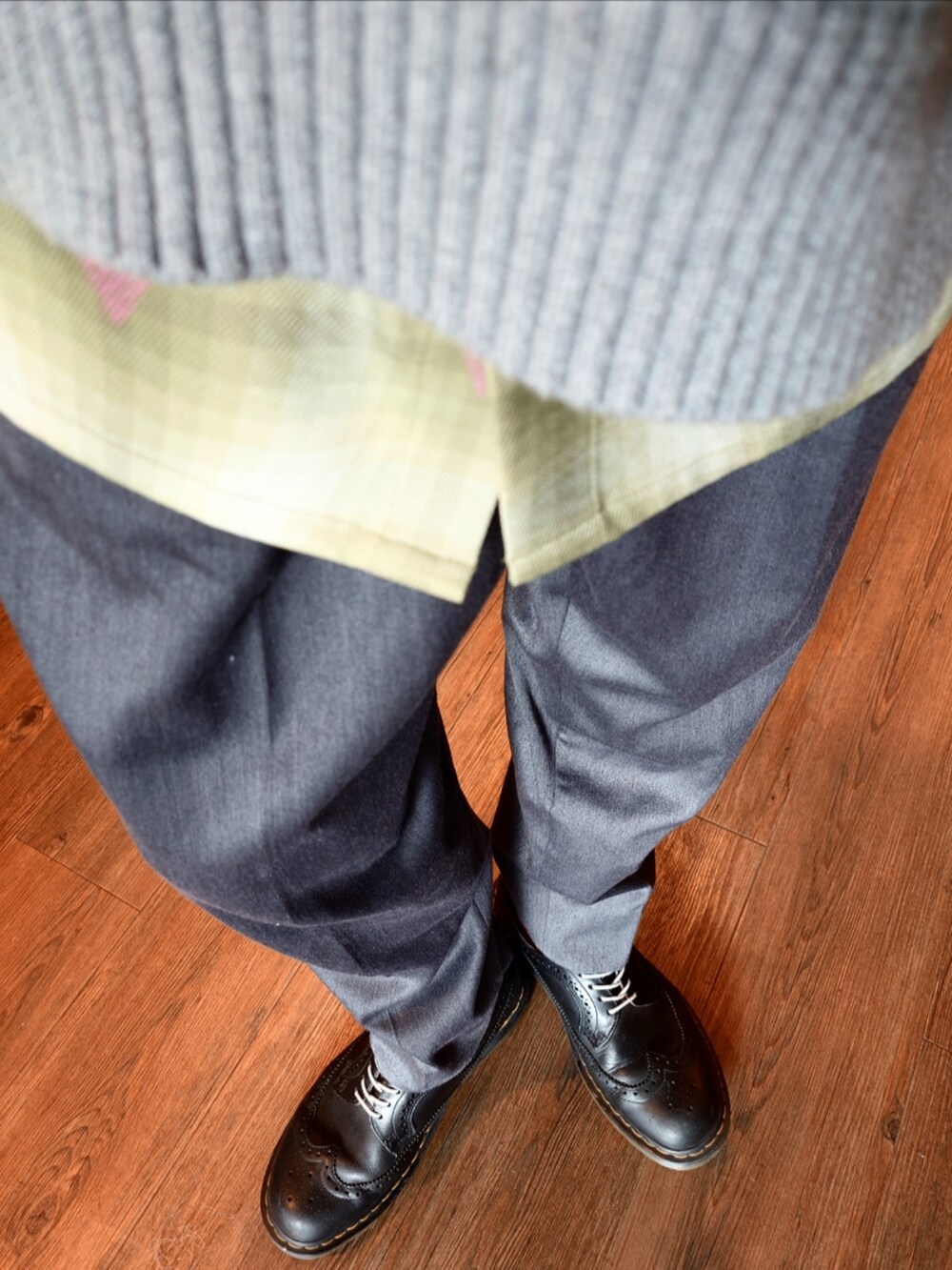 グリーン系のシャツ/ブラウス、グレー系のベスト、ブルー系のトートバッグを着用したメンズの秋コーディネートの3枚目の写真