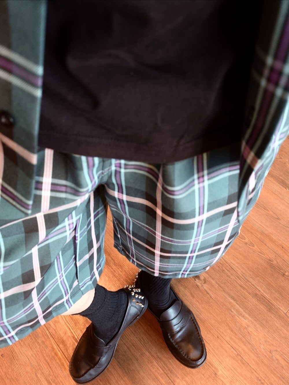 グリーン系のシャツ/ブラウス、グリーン系のその他パンツ、ブラック系のTシャツ/カットソーを着用したメンズの夏コーディネートの2枚目の写真