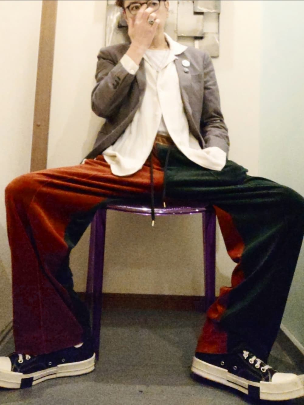 その他のテーラードジャケット、ベージュ系のシャツ/ブラウス、その他のその他パンツを着用したメンズの春コーディネートの3枚目の写真