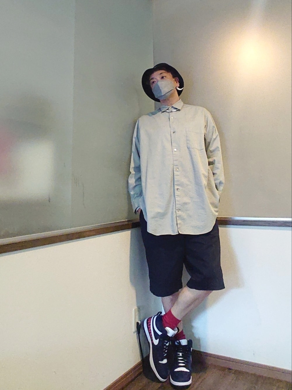 グレー系のシャツ/ブラウス、ブルー系のチノパンツ、ブルー系のスニーカーを着用したメンズの春コーディネートの3枚目の写真