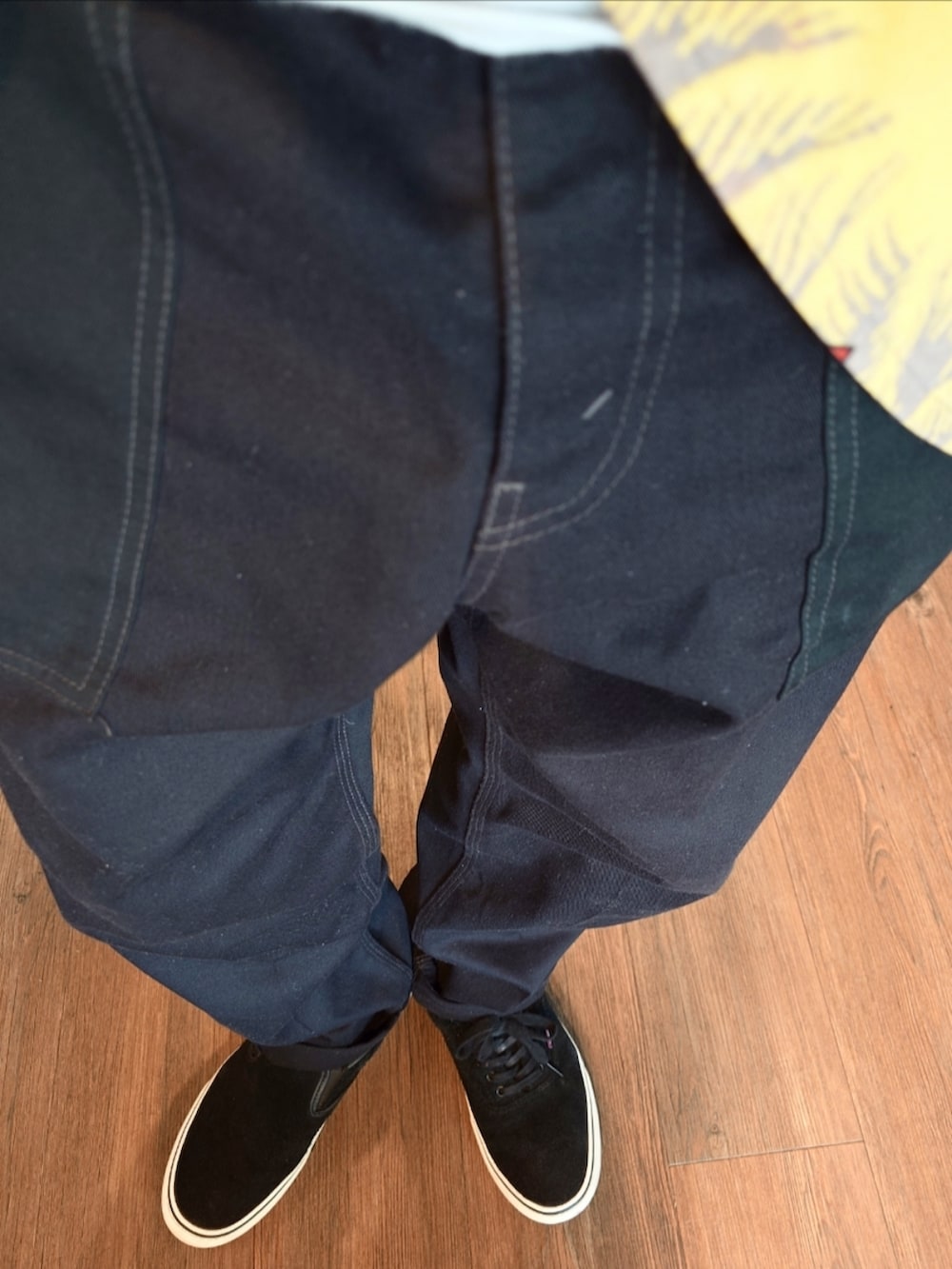 ブラック系のチノパンツ、イエロー系のテーラードジャケット、ホワイト系のスニーカーを着用したメンズの夏コーディネートの4枚目の写真