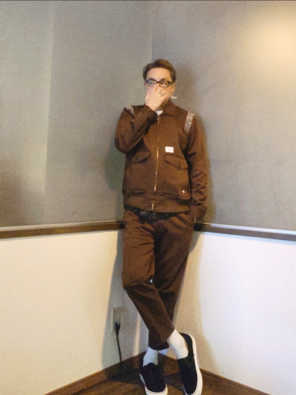 ブラウン系のブルゾン、ブラック系のシャツ/ブラウス、ブラウン系のチノパンツを着用したメンズの秋コーディネートの3枚目の写真