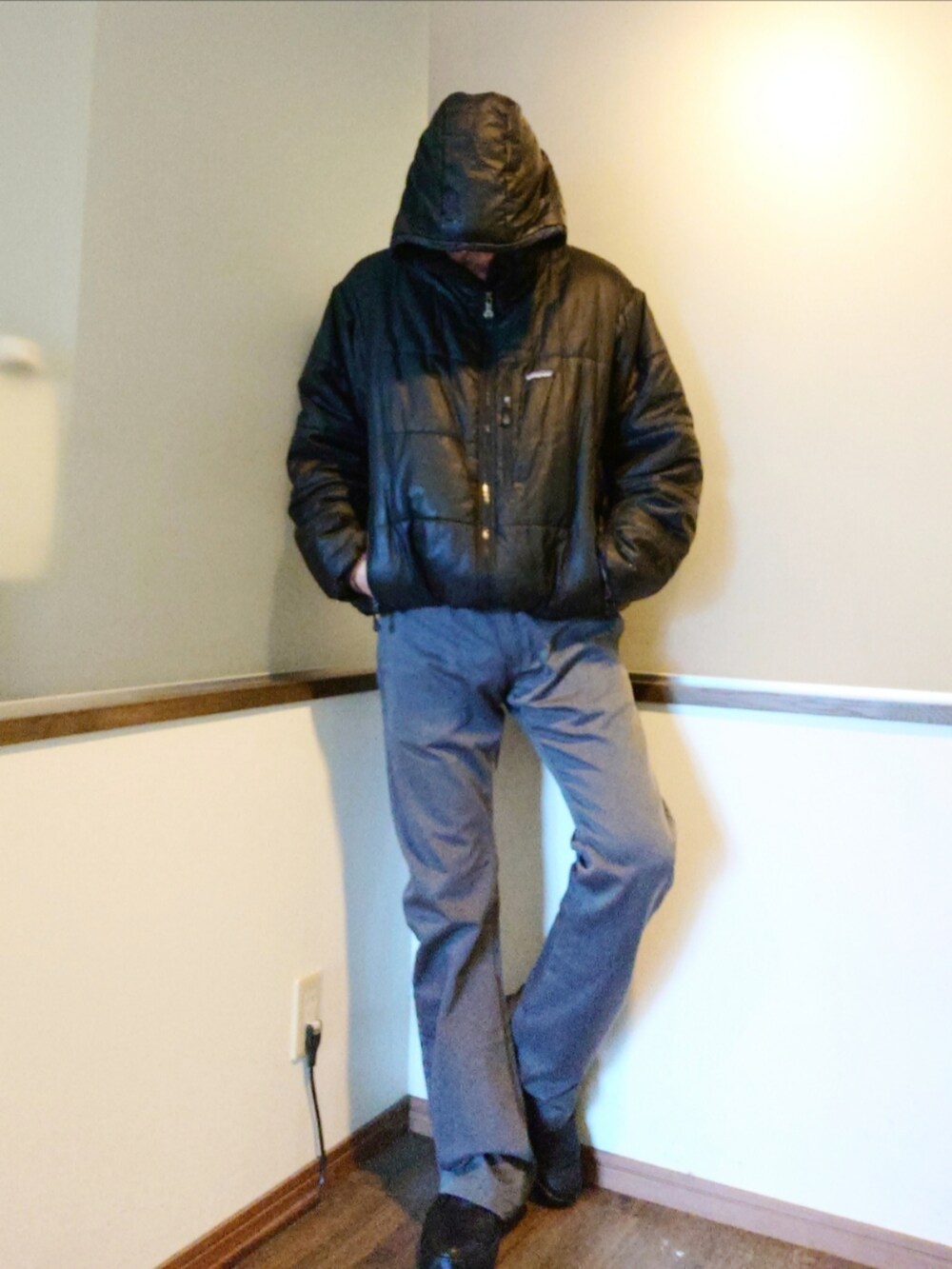 ブラック系のダウンジャケット/コート、グレー系のチノパンツ、パープル系のニット/セーターを着用したメンズの秋コーディネートの3枚目の写真