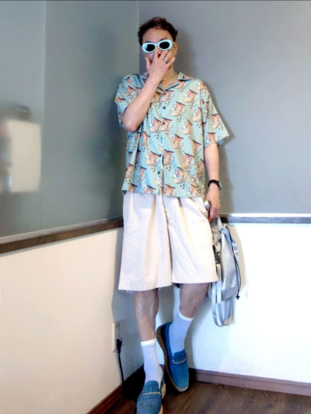 ブルー系のローファー、ベージュ系のチノパンツ、グリーン系のシャツ/ブラウスを着用したメンズの夏コーディネートの2枚目の写真