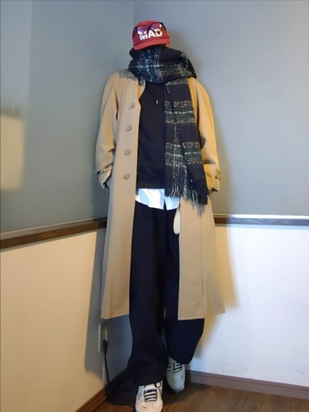 ベージュ系のトレンチコート、ブラック系のパーカー、ブラック系のその他パンツを着用したメンズの秋コーディネートの3枚目の写真