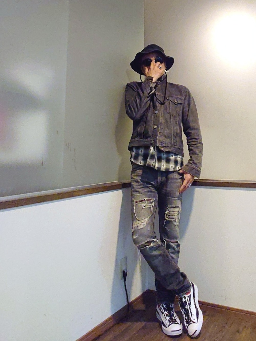 ブラック系のデニムジャケット、ブラック系のシャツ/ブラウス、ブラック系のデニムパンツを着用したメンズの春コーディネートの2枚目の写真