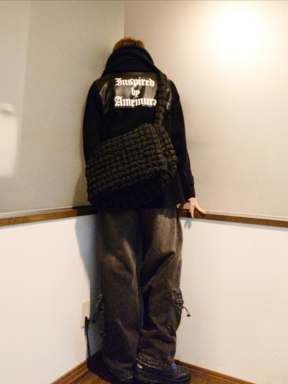 ブルー系のその他アウター、ブルー系のシャツ/ブラウス、ブラック系のショルダーバッグを着用したメンズの秋コーディネートの4枚目の写真