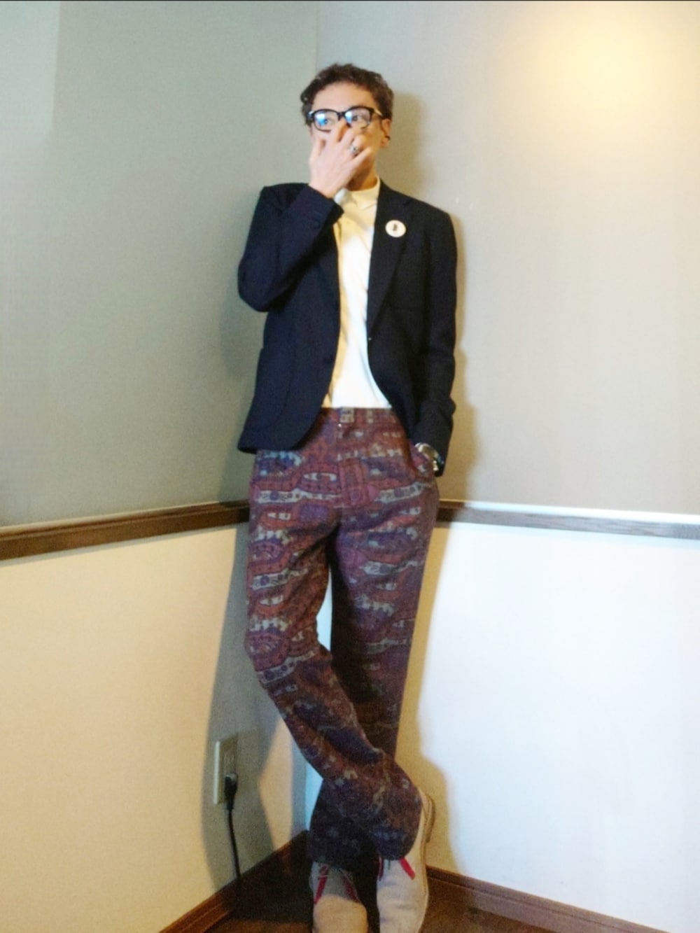 ブルー系のテーラードジャケット、レッド系のパンツ、ベージュ系のブーツを着用したメンズの春コーディネートの2枚目の写真