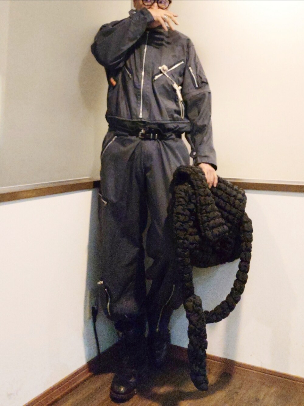 ブルー系のジャケット/アウター、ブルー系のカーゴパンツ、ブラック系のブーツを着用したメンズの秋コーディネートの2枚目の写真