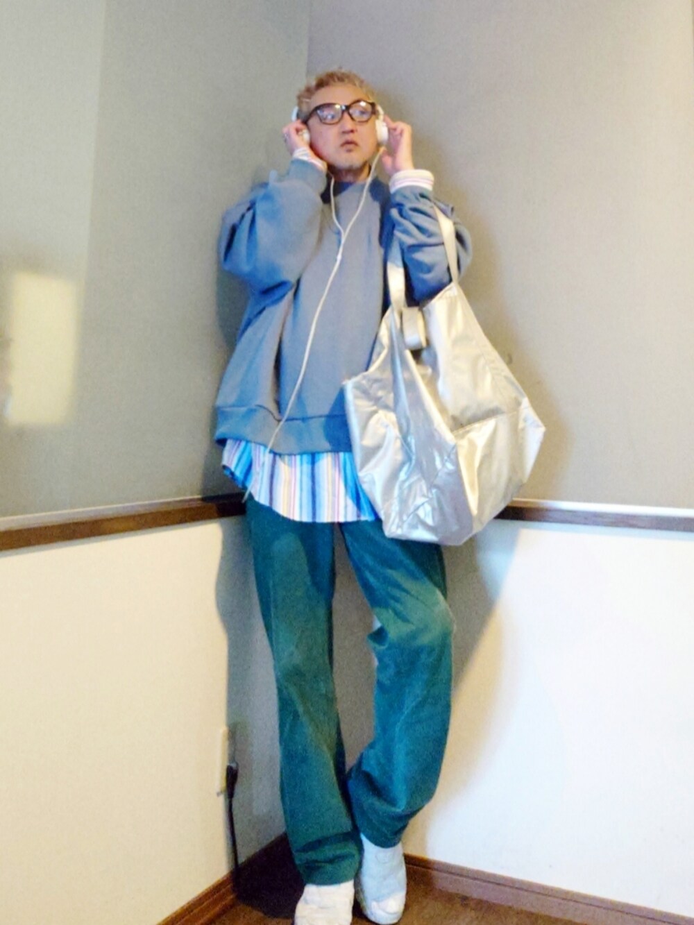 その他のシャツ/ブラウス、ブルー系のスウェット、グリーン系のパンツを着用したメンズの春コーディネートの2枚目の写真