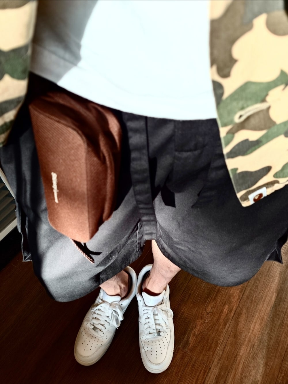 ブラウン系のシャツ/ブラウス、ブラック系のカーゴパンツ、ホワイト系のスニーカーを着用したメンズの夏コーディネートの3枚目の写真