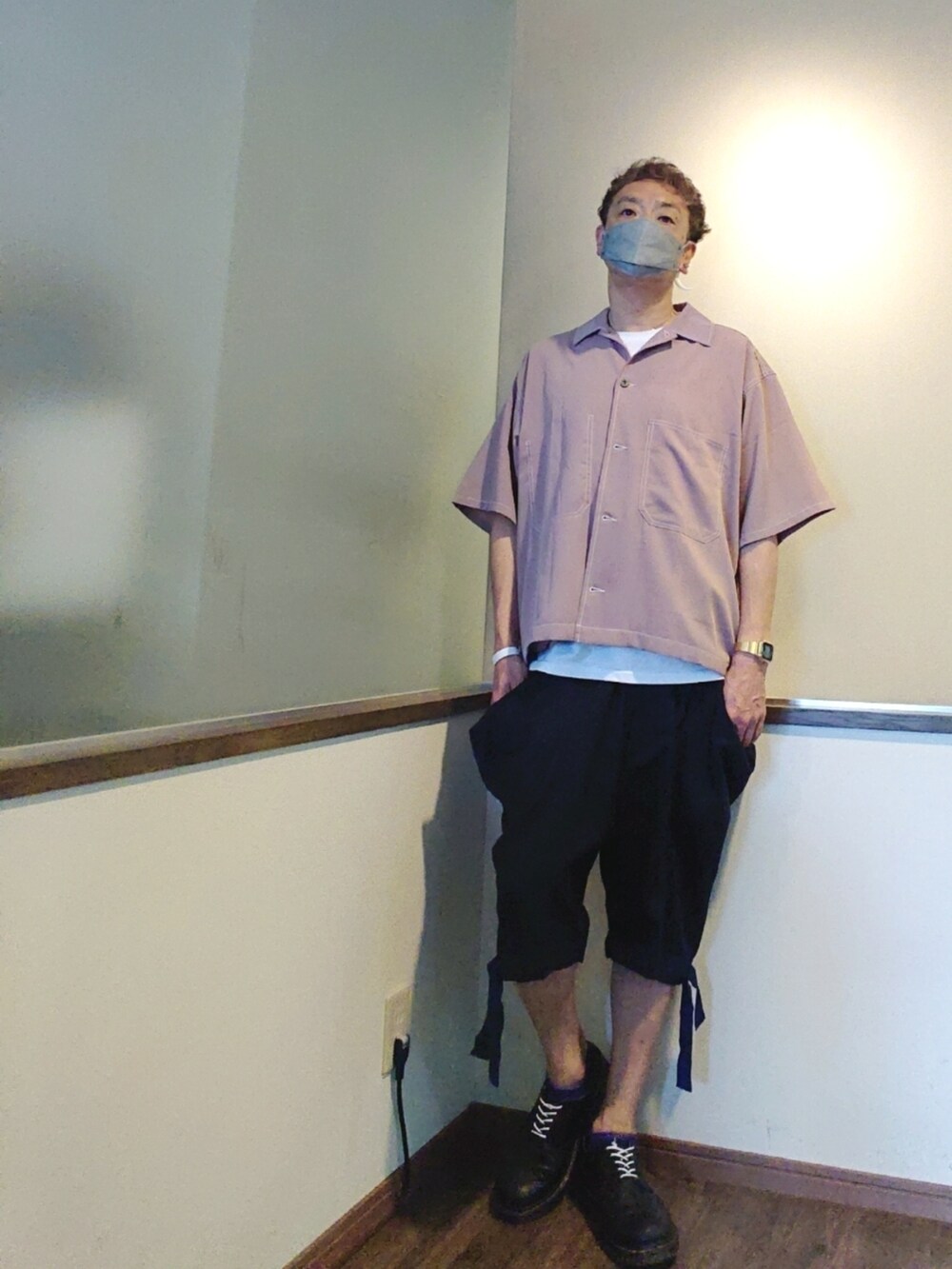 ピンク系のシャツ/ブラウス、ブルー系のスラックス、ブラック系のドレスシューズを着用したメンズの夏コーディネートの2枚目の写真