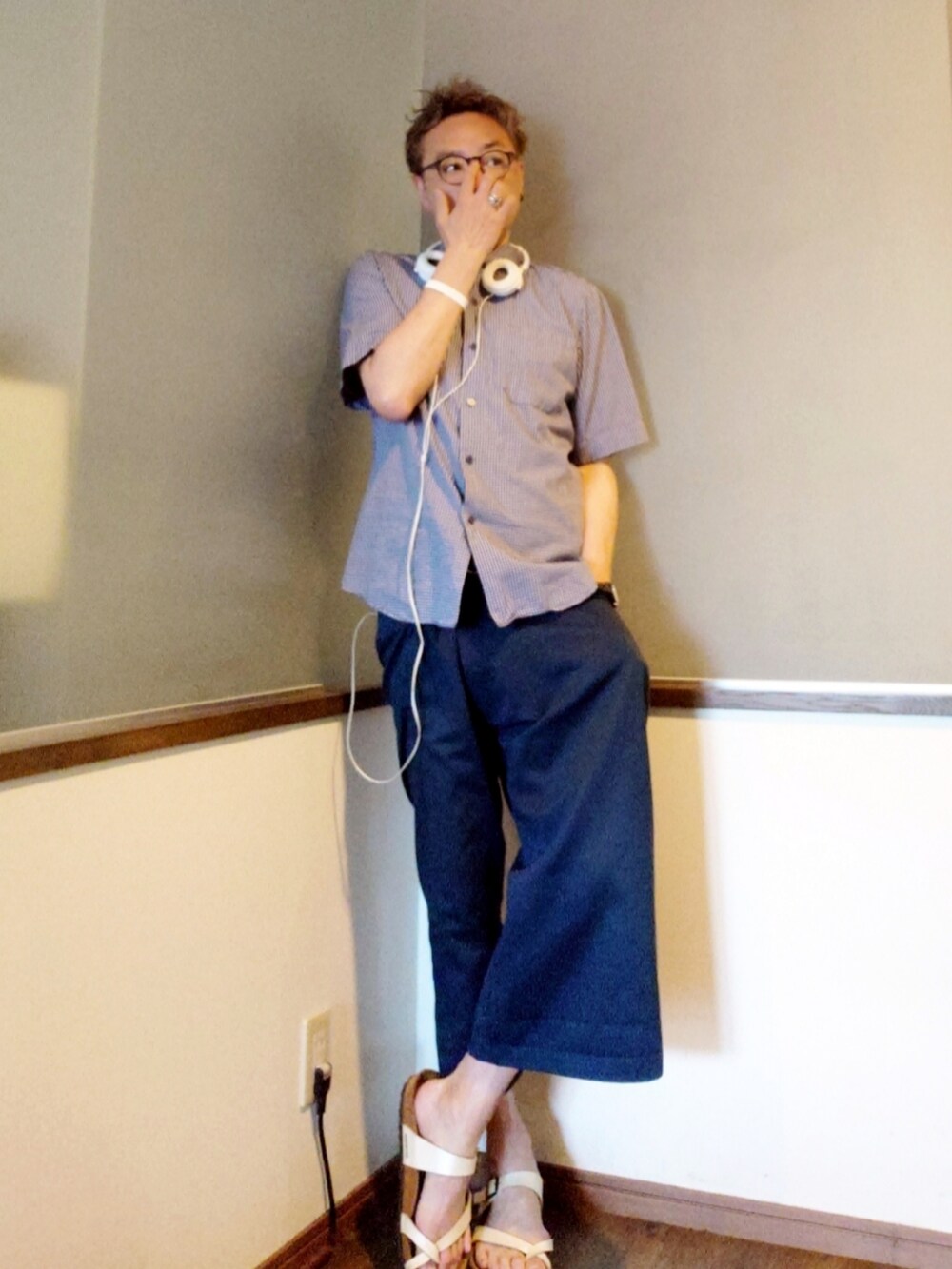 ブルー系のチノパンツ、ブルー系のシャツ/ブラウス、ホワイト系のサンダルを着用したメンズの夏コーディネートの2枚目の写真