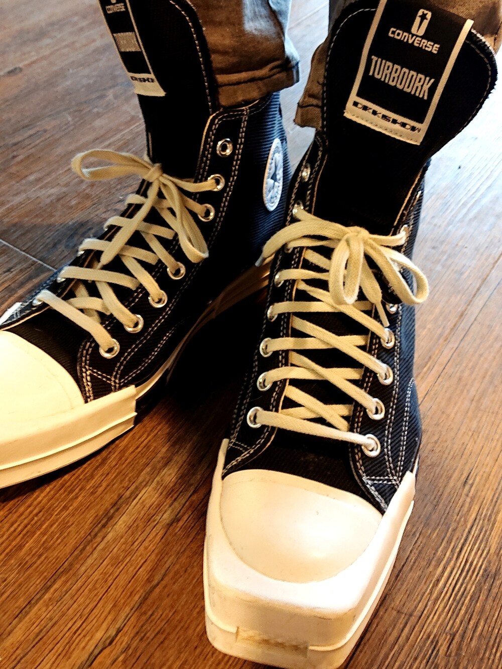 グレー系のスウェット、ブラック系のタンクトップ、グレー系のデニムパンツを着用したメンズの夏コーディネートの3枚目の写真