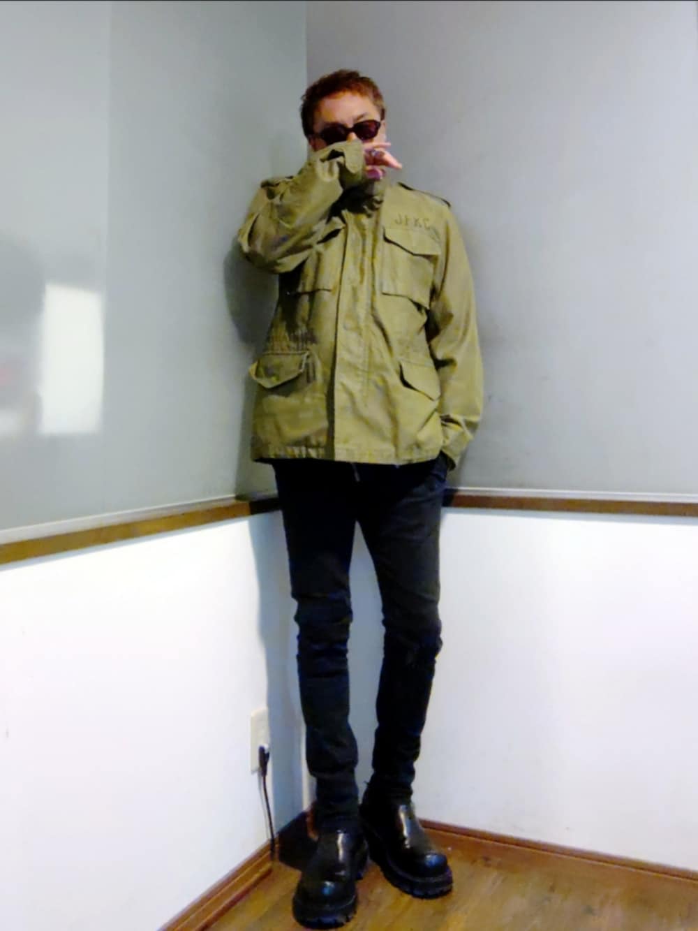 ブラック系のテーラードジャケット、ブラック系のデニムパンツ、ブラック系のブーツを着用したメンズの春コーディネートの3枚目の写真