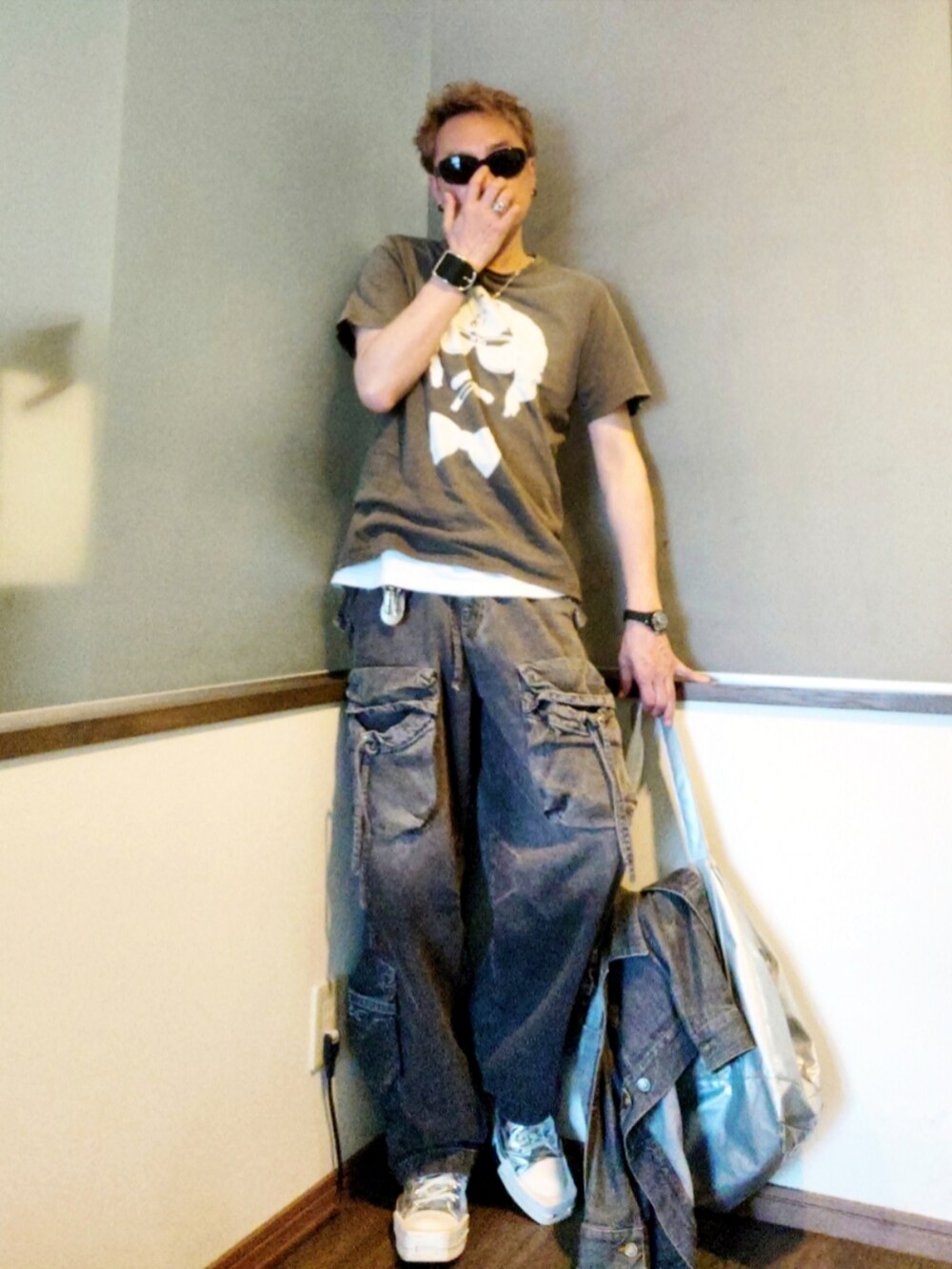 ブラック系のデニムジャケット、ブラック系のTシャツ/カットソー、ブラック系のカーゴパンツを着用したメンズの夏コーディネートの3枚目の写真